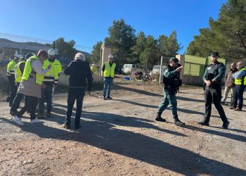 Una de las imágenes del pasado viernes, cuando los operarios entraron en la finca escoltados por Policía Local y Guardia Civil.