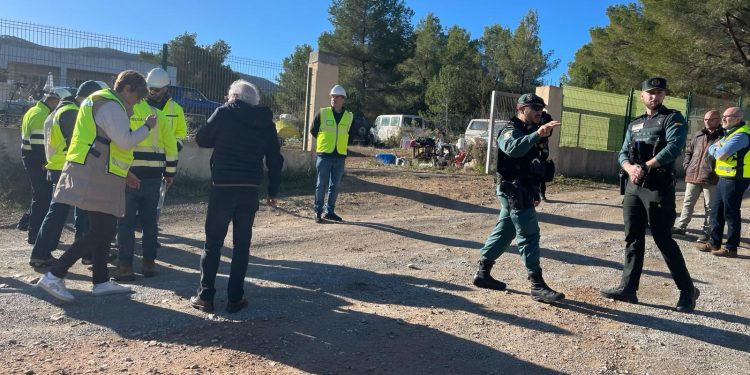 Una de las imágenes del pasado viernes, cuando los operarios entraron en la finca escoltados por Policía Local y Guardia Civil.