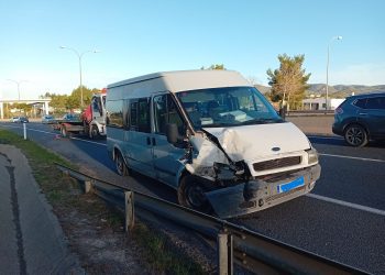 Una de las furgonetas implicadas en el siniestro en la carretera de Sant Antoni, a donde han tenido que acudir dos equipos de Grúas Ibiza para retirar los vehículos de la vía.