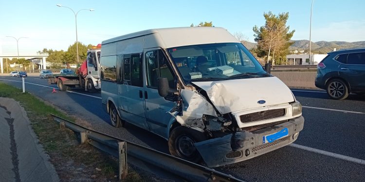 Una de las furgonetas implicadas en el siniestro en la carretera de Sant Antoni, a donde han tenido que acudir dos equipos de Grúas Ibiza para retirar los vehículos de la vía.