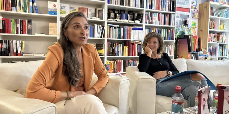 Conchi Salas y Belén Liñán, dos de las poetas que participan, en un acto en Sa Cultural el año pasado. Foto L. F. A.