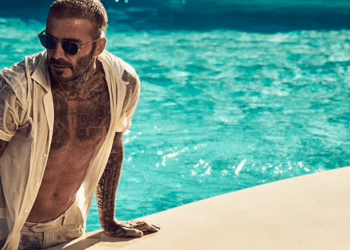David Beckham en una de las imágenes de la campaña de gafas de sol de su propia marca tomadas en Ibiza.