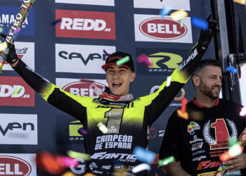 Elías Escandell en su proclamación como campeón de España de motocross.