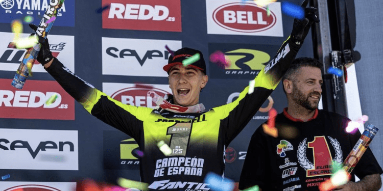 Elías Escandell en su proclamación como campeón de España de motocross.