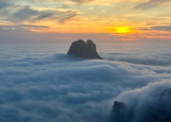 Es Vedrà emerge de entre un mar de nubes. Foto: Paco Natera