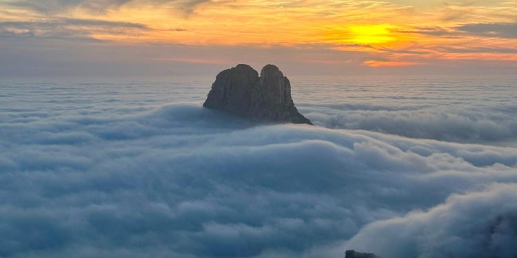 Es Vedrà emerge de entre un mar de nubes. Foto: Paco Natera