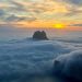Es Vedrà emerge de entre un mar de nubes. Foto: Paco Natera