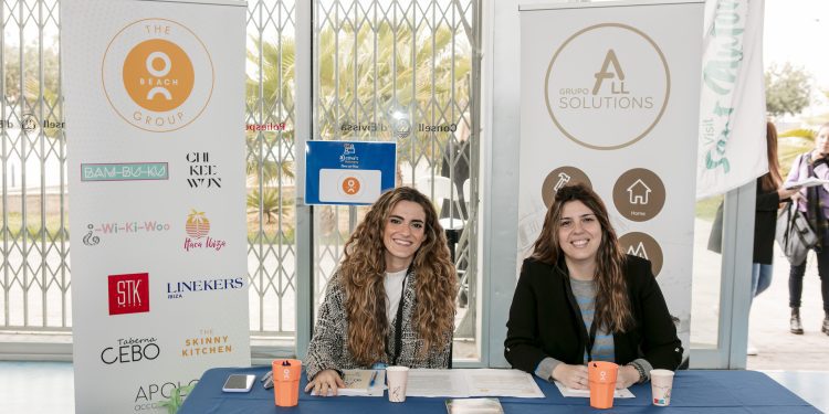 El equipo de RRHH de O BEACH GROUP estuvo presente en la Feria de Empleo ACTIVA'T PORTMANY, que fue todo un éxito.
