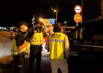 La operación conjunta se saldó con una furgoneta negra inmovilizada.