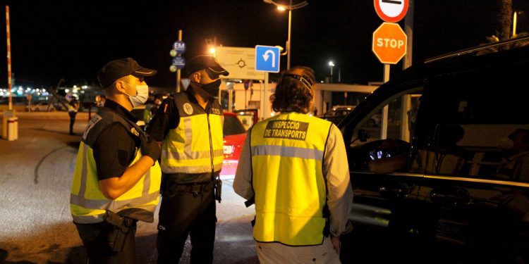 La operación conjunta se saldó con una furgoneta negra inmovilizada.