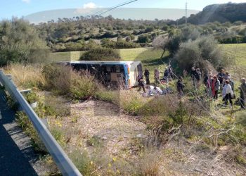El autobús del Imserso volcado en una imagen el 112.