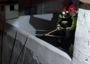 Una imagen del rescate, en el que han participado especialistas en rescate vertical. Foto Bomberos