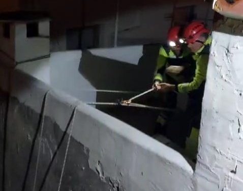 Una imagen del rescate, en el que han participado especialistas en rescate vertical. Foto Bomberos