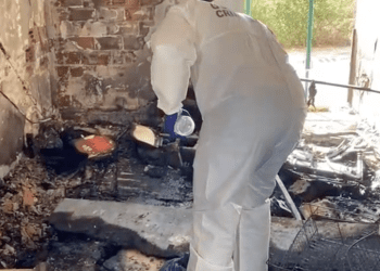 El servicio de Criminalística de la Guardia Civil de Ibiza inspecciona los restos en la vivienda calcinada.