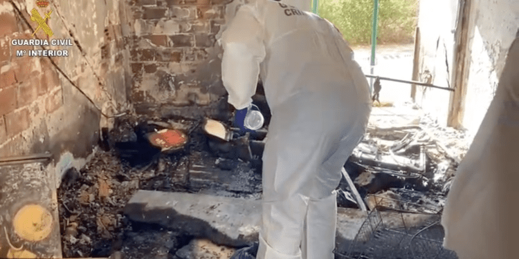 El servicio de Criminalística de la Guardia Civil de Ibiza inspecciona los restos en la vivienda calcinada.