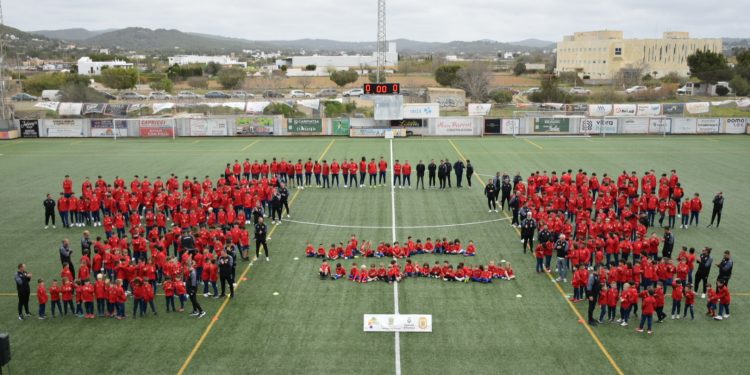 Foto de familia de los diferentes equipos del club.