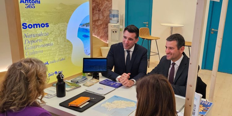 Tur y Serra, durante un encuentro mantenido en la ITB. Foto: Ayuntamiento de Sant Antoni
