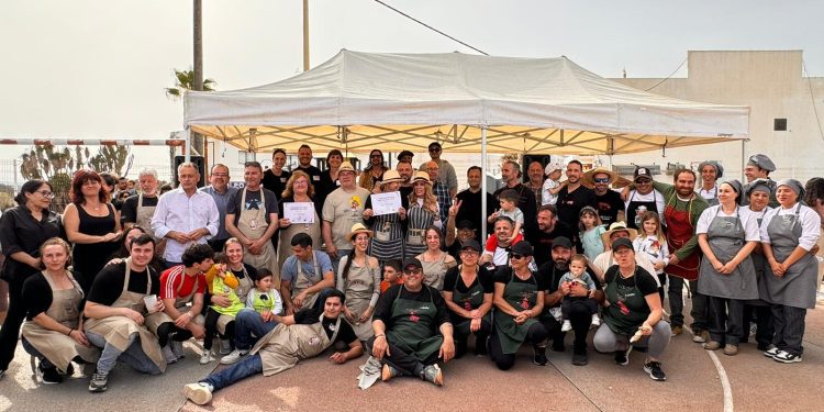 Foto de familia de vencedores, participantes y equipo.