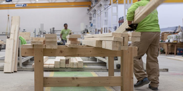 Interior de la fábrica de Arquima con operarios trabajando. Foto Arquima