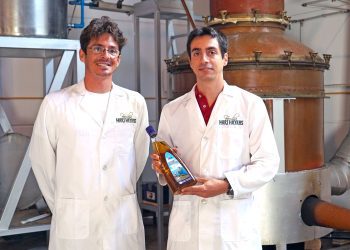 Carlos y Bartolomé Marí Mayans, en la destilería de Montecristo, Ibiza.