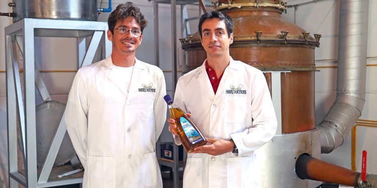 Carlos y Bartolomé Marí Mayans, en la destilería de Montecristo, Ibiza.