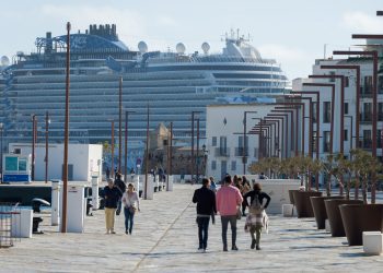 Personas paseando por el puerto de Ibiza.