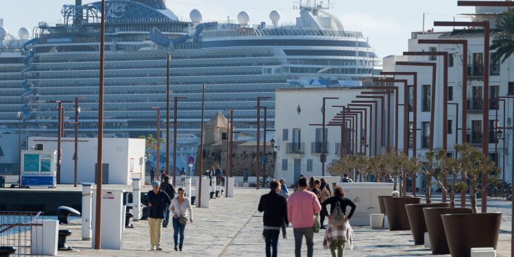 Personas paseando por el puerto de Ibiza.