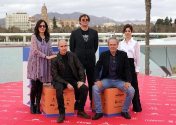 De izquierda a derecha: Cecilia Suárez, David Marqués (sentado), el productor Álvaro Longoria, José Coronado (sentado) y Georgina Amorós en el Festival de Málaga.