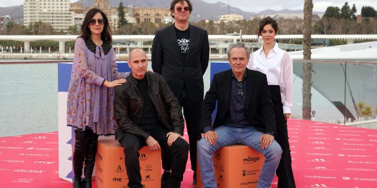 De izquierda a derecha: Cecilia Suárez, David Marqués (sentado), el productor Álvaro Longoria, José Coronado (sentado) y Georgina Amorós en el Festival de Málaga.