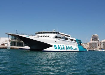 Imagen de un buque de Baleària en el puerto de Sant Antoni. Foto: Salvem sa Badia
