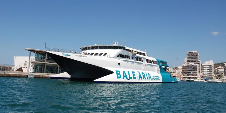Imagen de un buque de Baleària en el puerto de Sant Antoni. Foto: Salvem sa Badia