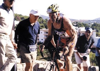 Imagen de Paco Quirós en un triatlón. Foto: Encicolpèdia d'Eivissa i Formentera.