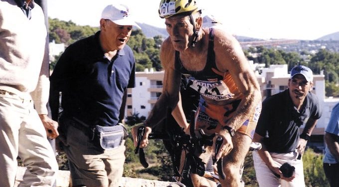 Imagen de Paco Quirós en un triatlón. Foto: Encicolpèdia d'Eivissa i Formentera.