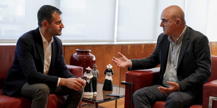Reunión entre Vicent Marí y Marcos Serra, hoy. Foto: Consell de Ibiza