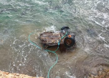 Retirada del vehículo de Es Bol Nou. Fotos Ayuntamiento de Sant Josep.