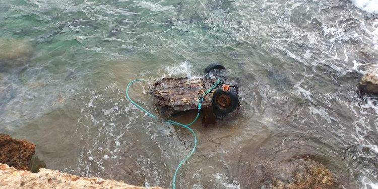Retirada del vehículo de Es Bol Nou. Fotos Ayuntamiento de Sant Josep.