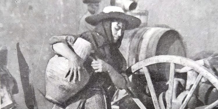 "Tornant de la font", Ilustració catalana, sense signatura. Col·lecció JAR. Aquest va ser un tema que cridà l'atenció a la direcció d'Ilustració catalana, que li dedicà dues fotos al reportatge de 1913.