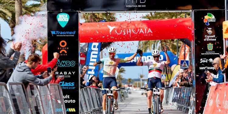 Los ganadores cruzan la meta. Fotos: Jon Izeta y Toni Servera