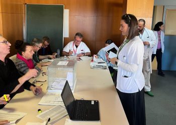 La delegada de SATSE en Ibiza y Formentera, Verónica León, votando en las elecciones. Foto: SATSE