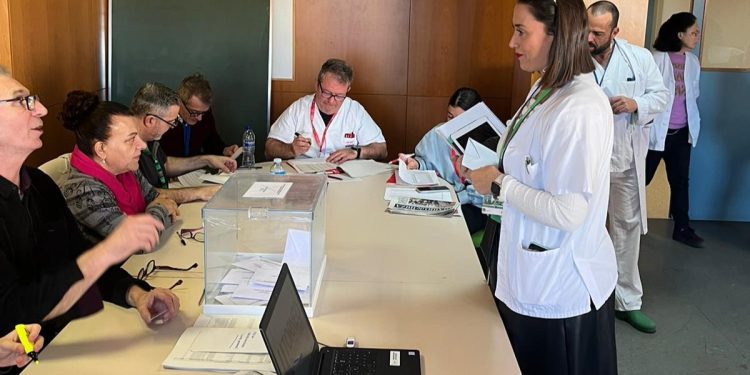 La delegada de SATSE en Ibiza y Formentera, Verónica León, votando en las elecciones. Foto: SATSE