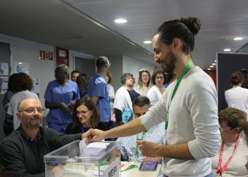 Un votante, en las elecciones sindicales. Imagen Satse