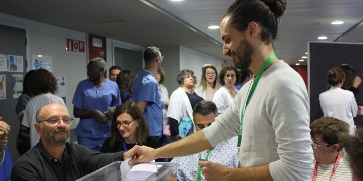 Un votante, en las elecciones sindicales. Imagen Satse