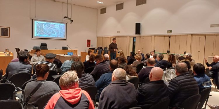 Reunión con los vecinos y vecinas de es Ca Marí.