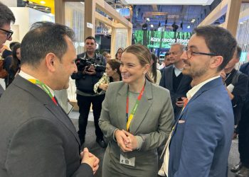 Llorenç Córdoba charla con Marga Prohens en presencia de Artal Mayans.