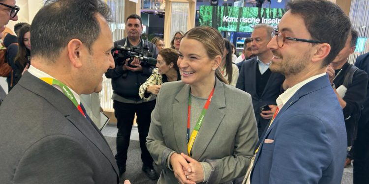 Llorenç Córdoba charla con Marga Prohens en presencia de Artal Mayans.