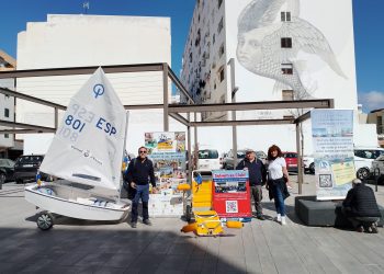 La campaña de recogida de firmas se ha trasladado hoy a la parada de autobuses  junto al edificio de los juzgados.