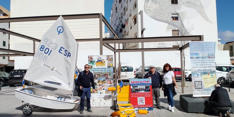 La campaña de recogida de firmas se ha trasladado hoy a la parada de autobuses junto al edificio de los juzgados.