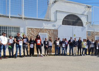 Personal de cárcel en las puertas del centro penitenciario de Ibiza.
