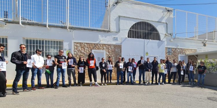 Personal de cárcel en las puertas del centro penitenciario de Ibiza.
