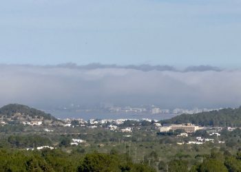 Un manto de niebla sobre Sant Antoni. Imagen Paco Natera